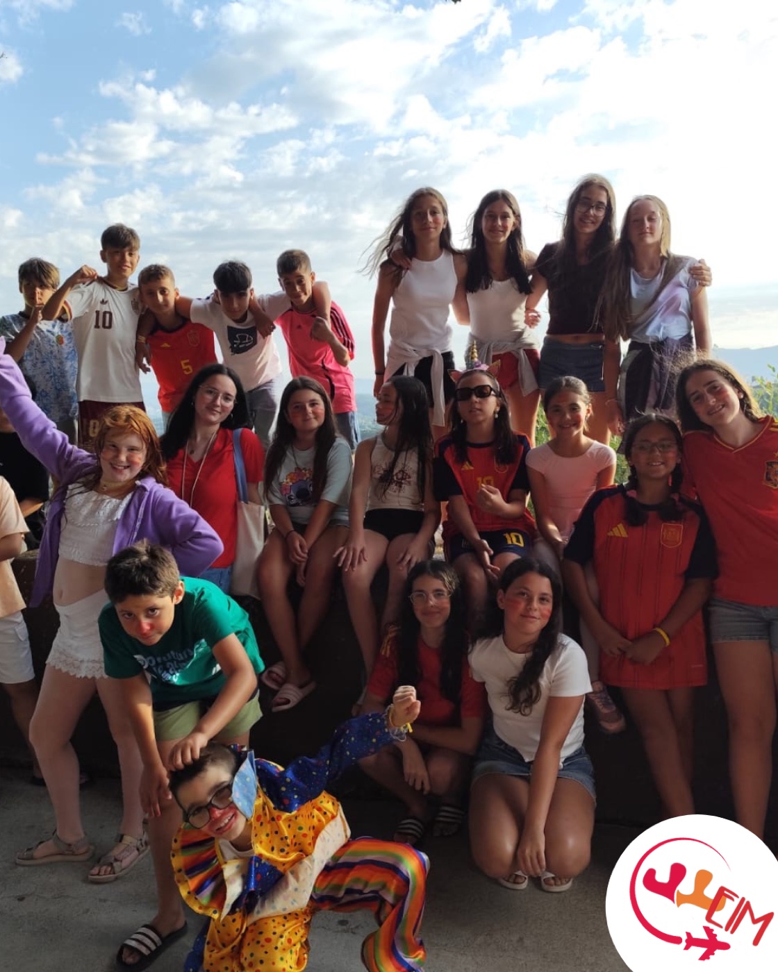 Participantes del campamento de verano durante una actividad de grupo en Portugal