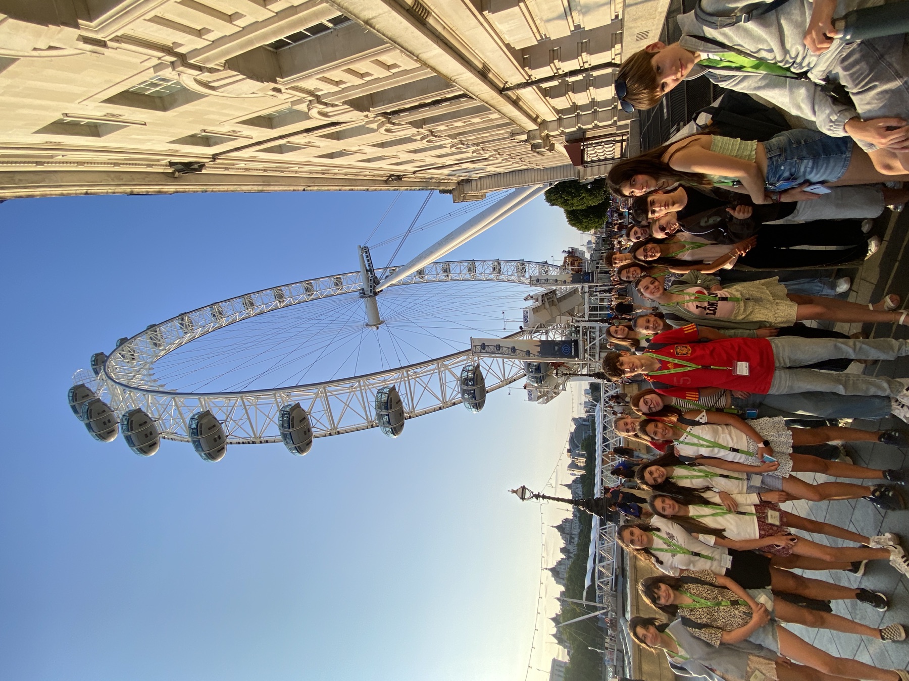 Participantes de Viajes in Motion delante del London Eye