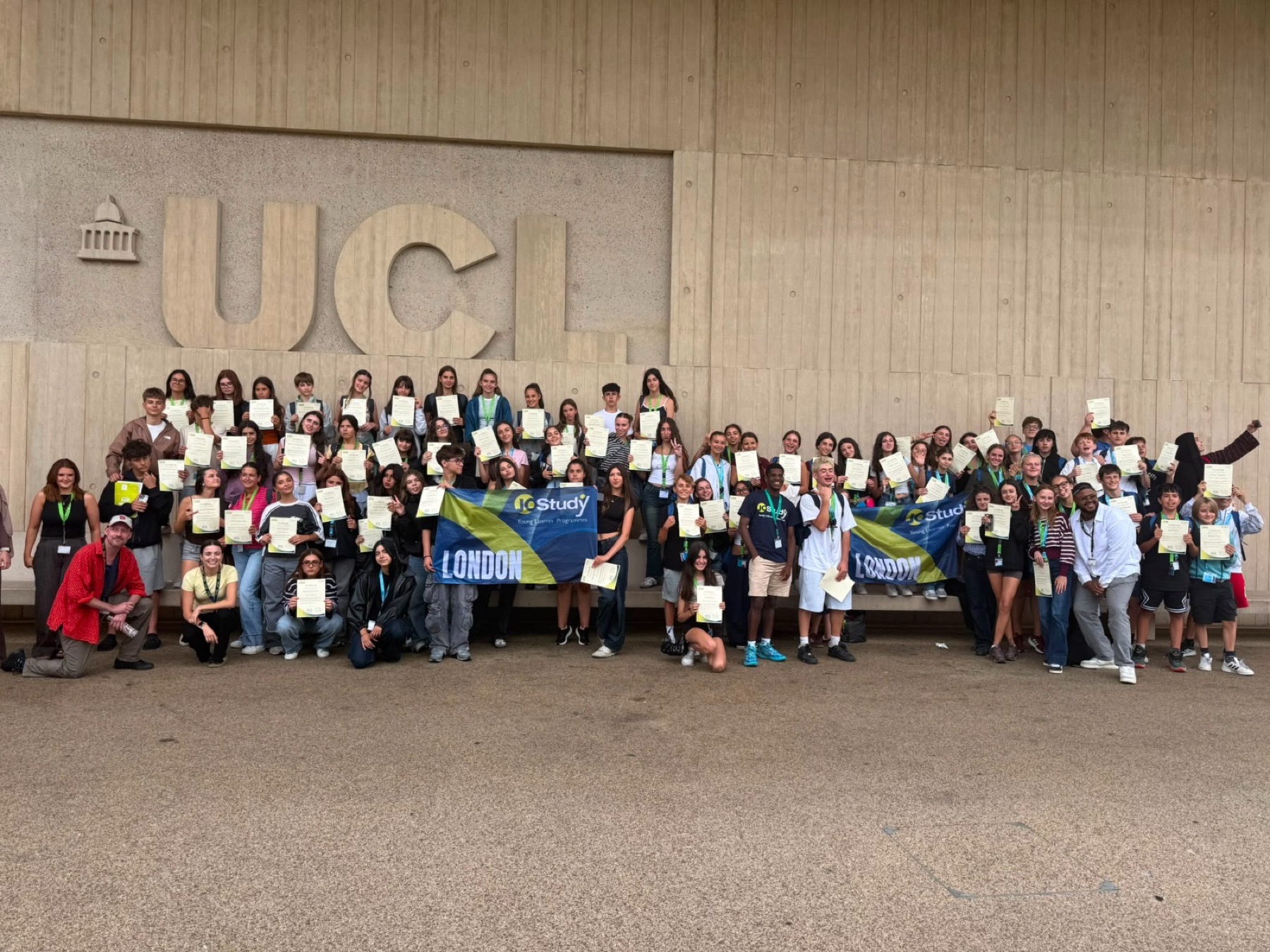 Grupo de estudiantes con sus diplomas en UCL Londres